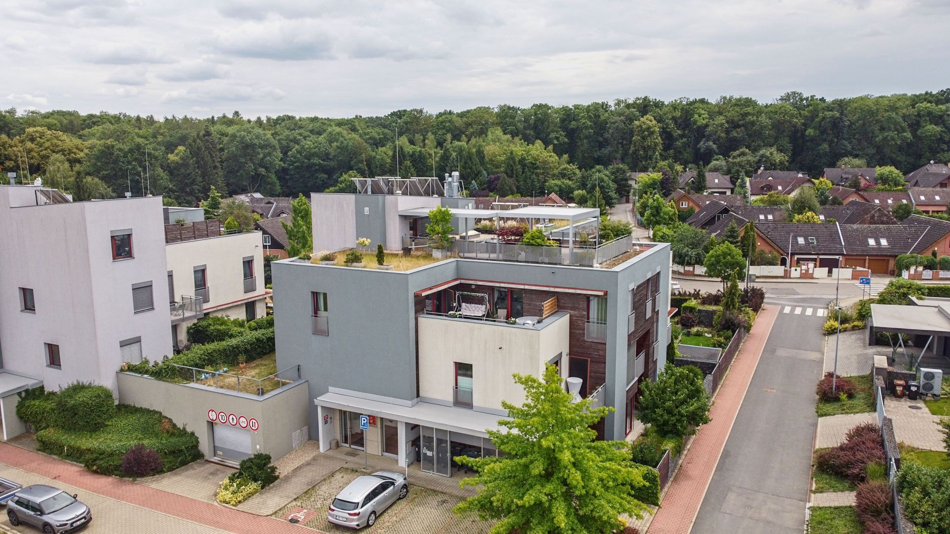 Prodej luxusního bytu 4kk 116m2 + 58m2 P10 Uhříněves, ul. V Bytovkách, garážové stání, sklep, komora